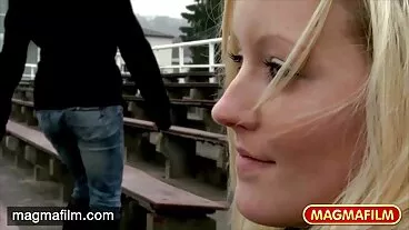 Seks melengkung dengan Lena Paul yang menggoda video seks bomoh dari Hard X