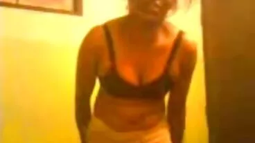 Dalam video The Bed dengan Emma Hix aksi seks awek melayu seksi daripada blowjobs remaja Sahaja